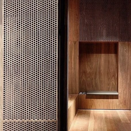 drewniane wnętrze z metalowymi akcentami